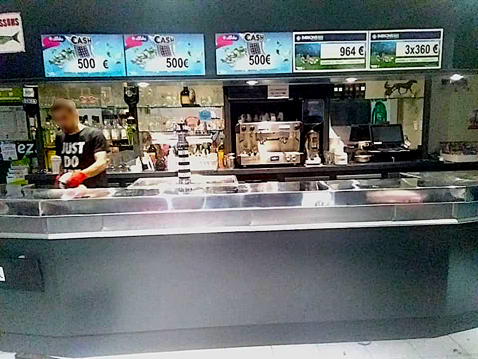 Travail de rénovation de bar avec comptoir en zinc. Couverture Delalande, spécialiste en installation de surfaces en zinc.